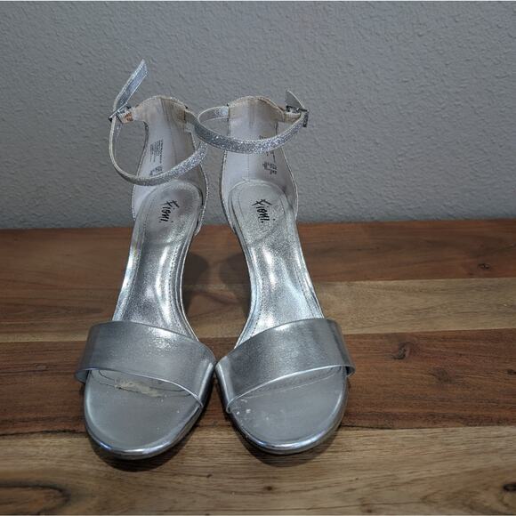Fioni Women's Shimmering  Silver Ankle Strap Heels-Size 6.5M - Picture 2 of 5